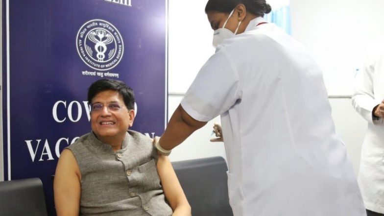 केंद्रीय मंत्री पियुष गोयल यांनी आज दिल्लीत AIIMS मध्ये घेतला कोरोनाचा पहिला डोस