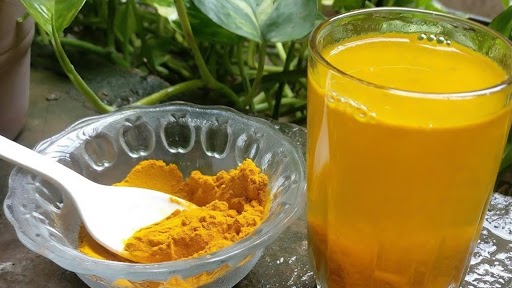 Turmeric Water Benefits: कोविडच्या परिस्थितीशी सामना करण्यासाठी वरदान ठरेल हळदीचे पाणी; जाणून घ्या अधिक फायदे