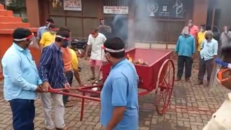 बाबो! Covid-19 चा नाश करण्यासाठी भाजप आमदार Abhay Patil यांनी केले होम-हवन; शहरभर काढली मिरवणूक (Watch Video)