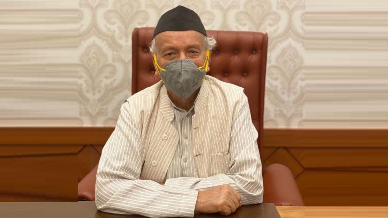 Maharashtra Governor Bhagat Singh Koshyari यांनी पुण्यात एका भर कार्यक्रमात फोटोसेशन दरम्यान महिला सायकलपटू चा मास्क खेचला