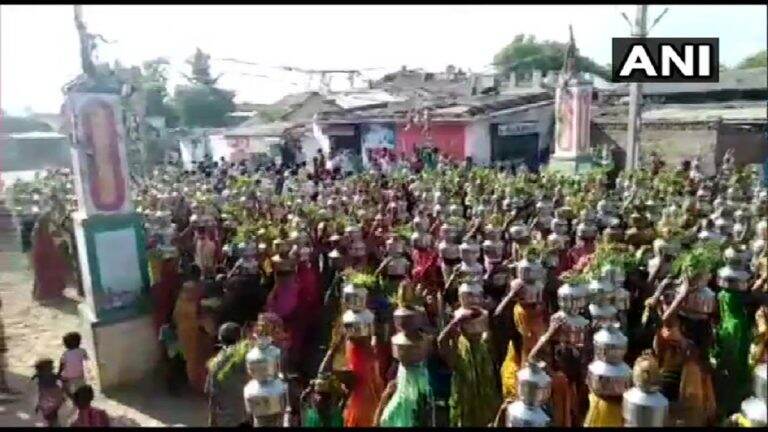 Ahmedabad: बालियादेव मंदिरात महिलांची दर्शनासाठी गर्दी, Social Distancing नियमांचा फज्जा (Watch Video)