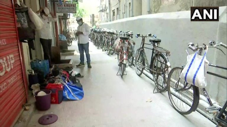 Mumbai Dabbawalas: कोरोनामुळे मुंबईचा डबेवाला अडचणीत