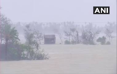 Cyclone Yaas: यास चक्रीवादळामुळे बंगाल समुद्र किनारपट्टीवर उंचच उंच लाटा; ओडिशा राज्यातील भद्रक जिल्ह्यातील रिहायशी परिसरात शिरले पाणी