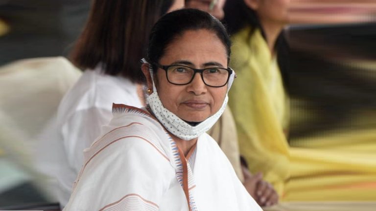 Bhabanipur Assembly Bypoll Results 2021: Mamta Banerjee  3680 मतांसह आघाडीवर; भाजपाच्या Priyanka Tibrewal यांना पहिल्या फेरीत 881 मतं