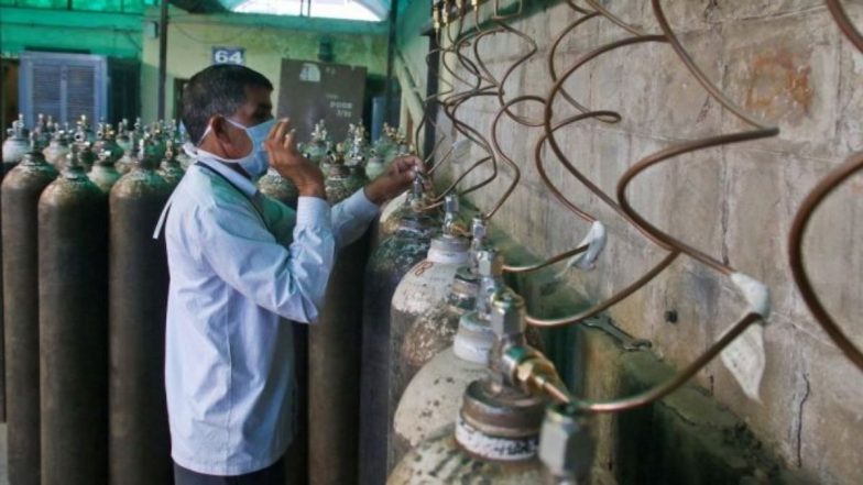 कर्नाटक सरकार बेल्लारी येथील स्टील प्लांटमधून ऑक्सिजनचा पुरवठा खंडित करीत असल्याचा मंत्री सतेज पाटील यांचा आरोप; केंद्राने हस्तक्षेप करण्याची मागणी