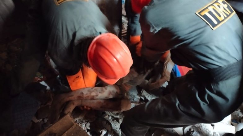 Ulhasnagar Building Collapse Update: उल्हासनगर येथील इमारतीच्या ढिगाऱ्याखाली अडकलेल्या 11 जणांना वाचवले, बचावकार्य अद्यापही सुरू