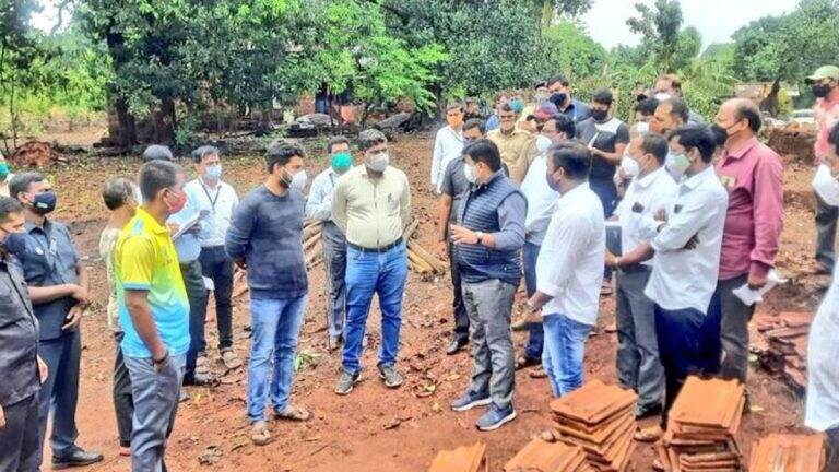 Cyclone Tauktae: तौक्ते चक्रीवादळाच्या पार्श्वभूमीवर उदय सामंत यांनी नाणीज येथे नुकसान झालेल्या घरांची पाहणी केली; पहा फोटो