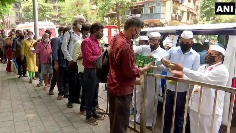 KEM Hospital बाहेर मुंबईच्या डबेवाल्यांकडून अन्नवाटप (See Pics)