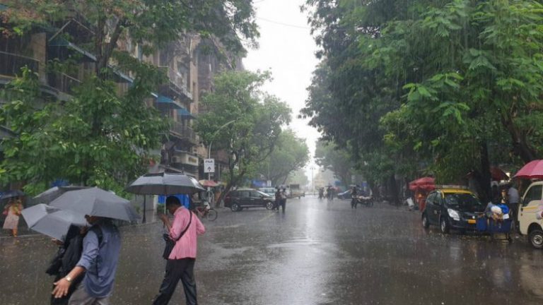 Mumbai Rains Update: मुंबईत मुसळधार पावसाला सुरुवात, पहा सायन परिसरातील दृष्य