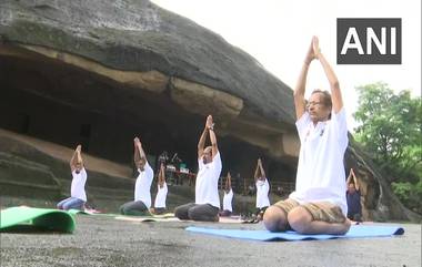 Yoga Day 2021: योग दिनानिमित्त मुंबई मधील कान्हेरी लेणी येथे सामुहिक योगसाधनेचे आयोजन; पहा Photos