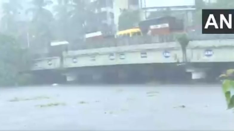 Mithi River Overflows: मुसळधार पावसामुळे मुंबईतील मिठी नदी ओसंडून वाहू लागली