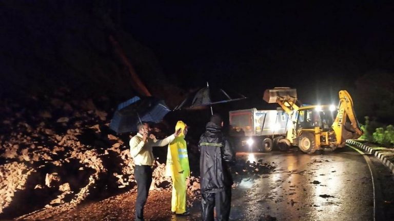 मुंबई-गोवा महामार्गावर नडगीवे गावाजवळ घाटात कोसळलेली दरड दूर करून वाहतूक सुरळीत करण्यात यश