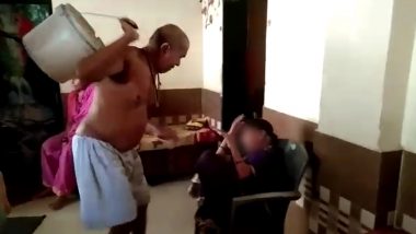 कल्याण: 80 वर्षीय पत्नीला बेदम मारहाण करणा-या गजानन बुवा चिकणकरांना पोलिसांनी ठोकल्या बेड्या, व्हिडिओ व्हायरल झाल्यानंतर आरोपीचे क्रूर कृत्य आले समोर