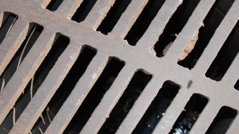 Mumbai Rains: मुंबईकरांसाठी Open Manhole ठरतायत जीवघेणे; पाहा व्हिडिओ
