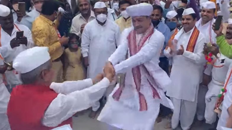 Ashadhi Ekadashi 2021: श्री तुकाराम महाराज पालखी प्रस्थान सोहळ्यावेळी संभाजीराजे छत्रपती यांनी घेतला वारकऱ्यांसोबत फुगडी खेळण्याचा आनंद (Watch Video)