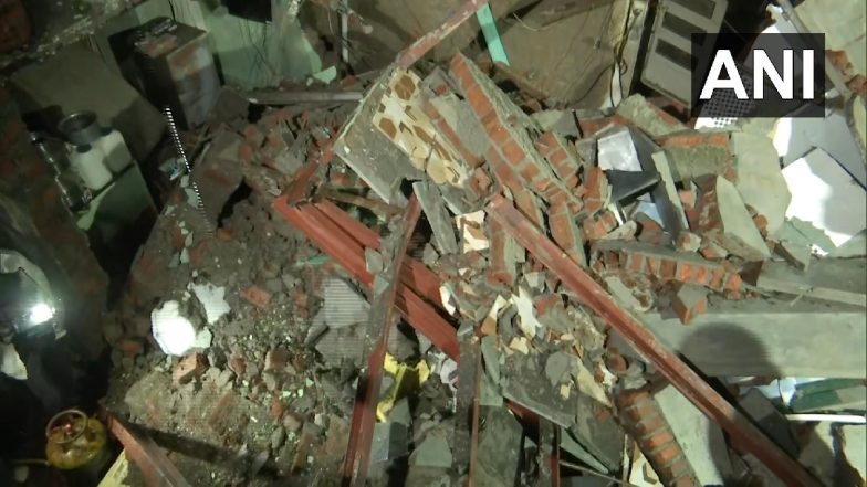 Building Collapsed in Thane: ठाण्यात भीषण अपघात; इमारतीचा भाग कोसळून 2 महिलांसह चौघांचा मृत्यू; बचावकार्य चालू