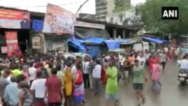 Mumbai: धारावी येथे लसीकरणासाठी नागरिकांची तुफान गर्दी (Watch Video)