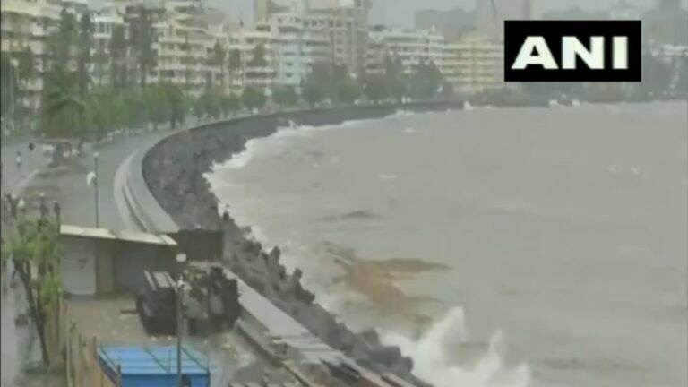 Mumbai Rains Updates: मुंबईत मुसळधार पावसादरम्यान मरीन ड्राईव्ह येथे समुद्राला भरती