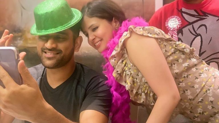 MS Dhoni-Sakshi Wedding Anniversary: लग्नाच्या 11व्या वाढदिवशी धोनीने पत्नी साक्षीला दिली व्हिंटेज भेट, पाहा Photo