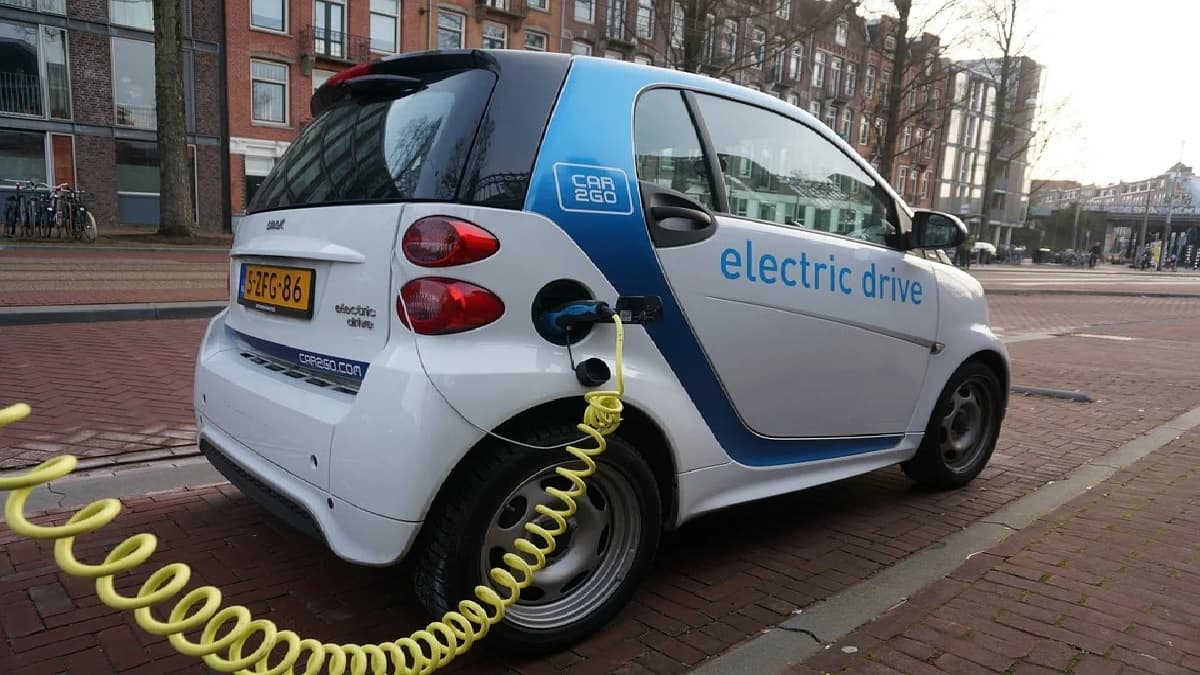 Maharashtra EV Policy 2025: महाराष्ट्राचे नवीन ईव्ही धोरण जाहीर; इलेक्ट्रिक वाहनांना टोल माफी, खरेदीवर मोठी सबसिडी, जाणून घ्या सविस्तर