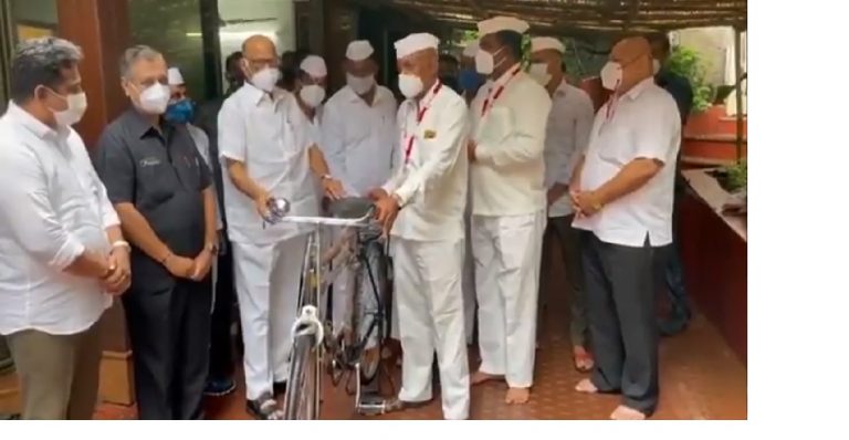 Mumbai Dabbawala: शरद पवार यांच्या उपस्थितीत मुंबई डबेवाल्यांना मोफत सायकल वाटप