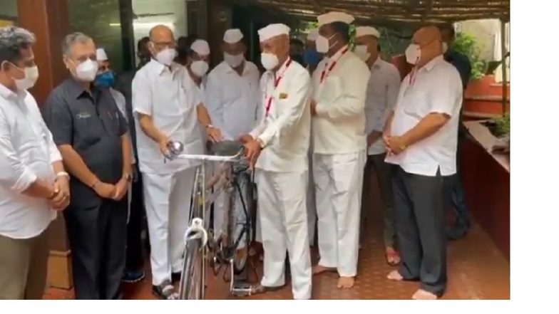 Mumbai Dabbawala: शरद पवार यांच्या उपस्थितीत मुंबई डबेवाल्यांना मोफत सायकल वाटप
