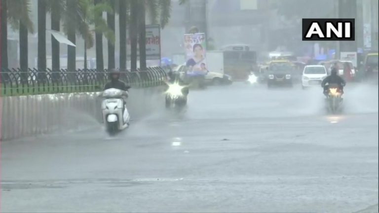 Waterlogging In Mumbai: मुंबई मध्ये मुसळधार पाऊस, सखल भागात साचलं पाणी; पहा फोटो, व्हिडीओ