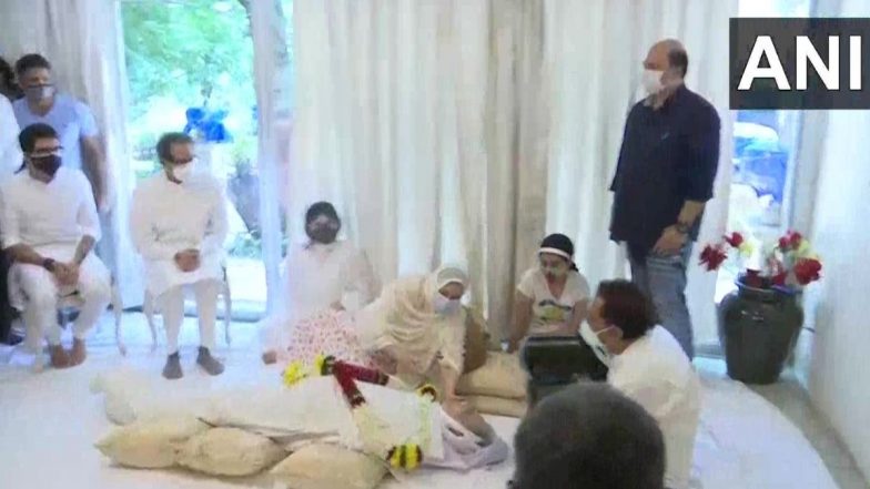 Dilip Kumar Funeral: CM Uddhav Thackeray यांनी घेतलं अभिनेते दिलीप कुमार यांच्या पार्थिवाचं अंत्यदर्शन