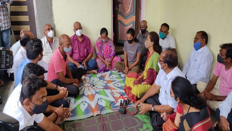 सुप्रिया सुळे यांनी घेतली स्वप्नील लोणकर याच्या कुटुंबियांची भेट; विद्यार्थ्यांना केले 'हे' आवाहन