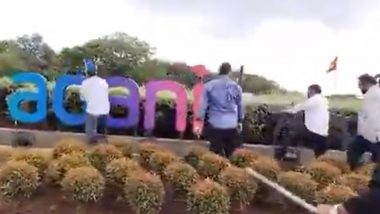 मुंबईच्या विमानतळावर दिसले 'Adani Airport' नावाचे फलक; संतप्त शिवसैनिकांनी केली जोरदार तोडफोड (Watch Video)