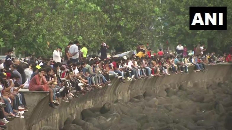 कोविड-19 निर्बंध शिथिलीकरणानंतर मुंबईच्या Marine Drive वर नागरिकांची तुफान गर्दी (See Pics)