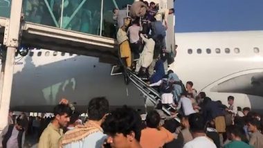 Afghanistan Crisis: आफगाणिस्तान मध्ये तालिबानींचा वाढता कब्जा पाहता Kabul Airport वर नागरिकांच्या तोबा गर्दीचं भयावह दृश्य (Watch Video)