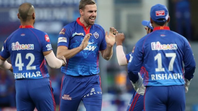 IPL 2021, MI vs DC: मुंबईचा अर्धा संघ तंबूत, Anrich Nortje ने उडवली किरोन पोलार्डची दांडी