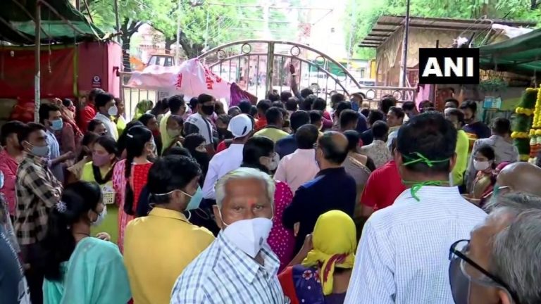 Ganesh Chaturthi 2021: नागपूर मध्ये Ganesh Tekdi Temple बाहेर भाविकांची गर्दी; मंदिर कोविड च्या पार्श्वभूमीवर बंद