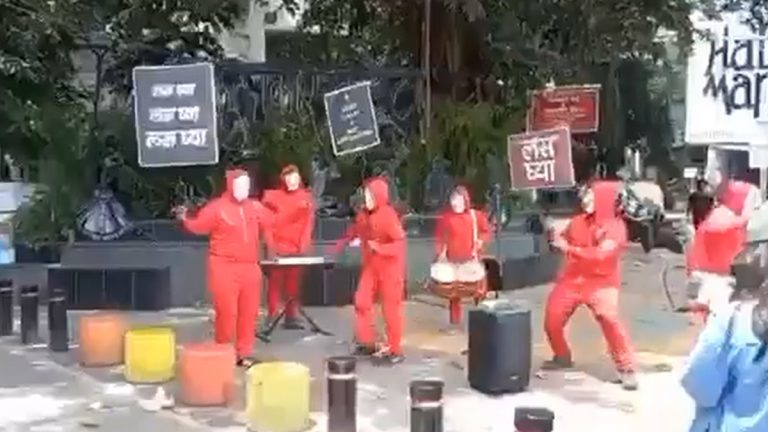 पुण्यामध्ये Money Heist स्टाईलमध्ये लसीकरणाची जनजागृती (Watch Video)