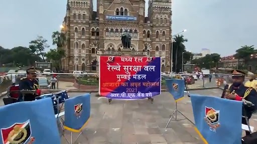 CSMT आणि BMC इमारती जवळील Selfie Point येथे मध्य रेल्वेच्या आरपीएफ बॅंडचे प्रदर्शन