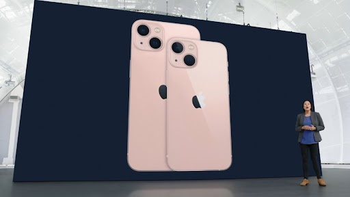 Iphone 13 लॉन्च इव्हेंटमध्ये वाजले भारतातील प्रसिद्ध गाणे Dum Maro Dum चे म्युझिक, Zeenat Aman दिली 'अशी' प्रतिक्रिया