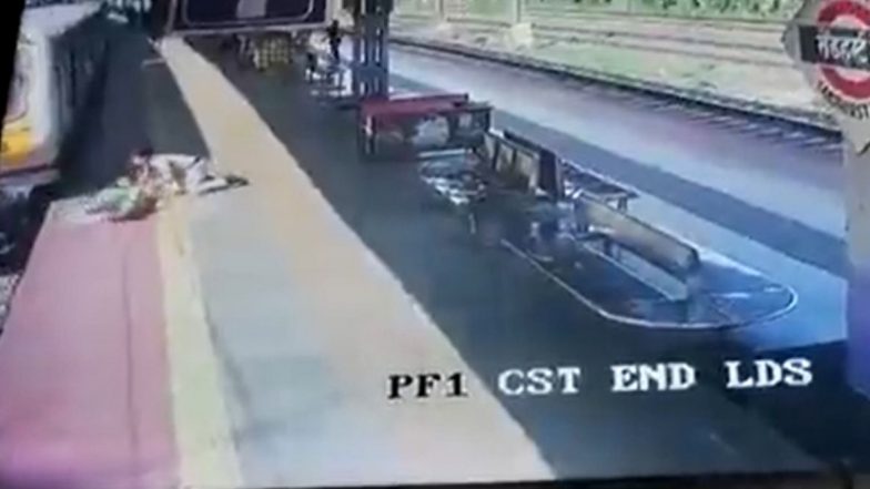 Mumbai: लोकलमध्ये चढताना 50 वर्षीय महिलेचा गेला तोल; महिला आरपीएफ कॉन्स्टेबलनी वाचवले प्राण (Watch Video)