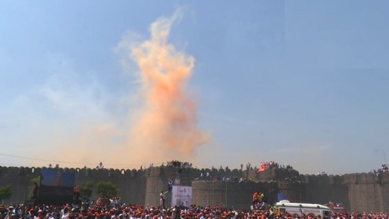 India's Tallest Saffron Flag: रोहीत पवार यांनी उभारला भारतालील सर्वात उंच स्वराज्य ध्वज, पाहा LIVE