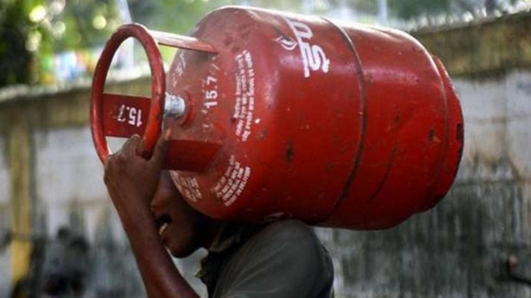 LPG Prices for Commercial Cylinders:  दिल्ली मध्ये कमर्शिअल सिलेंडर आजपासून Rs 2000.50