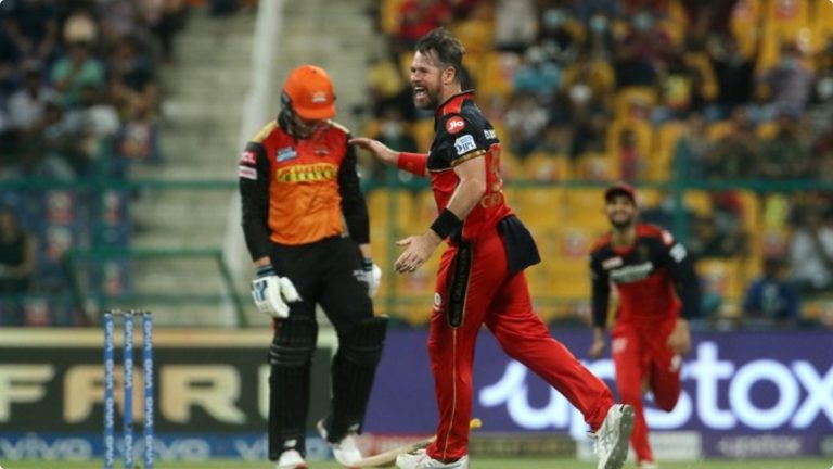 IPL 2021, RCB vs SRH: हैदराबादला Dan Christian चा एकाच षटकात दुहेरी झटका, प्रियम गर्ग पाठोपाठ जेसन रॉय 44 धावांवर बाद