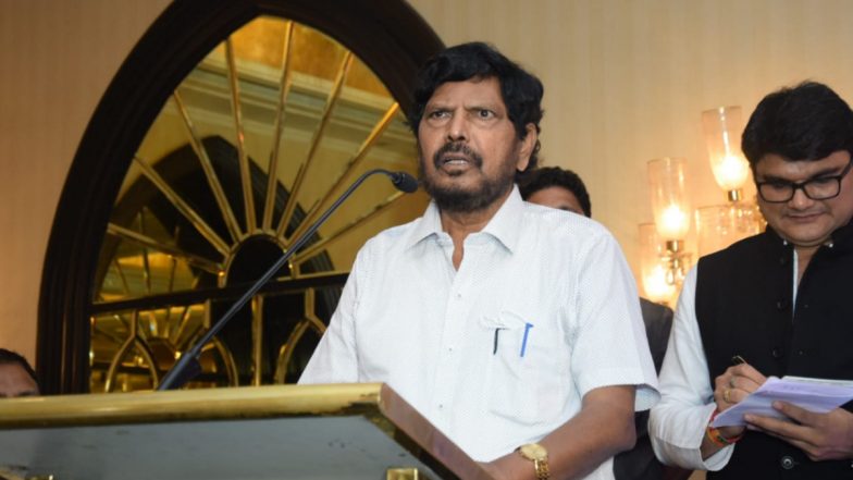 Ramdas Athawale Funny Poetry: रामदास आठवले यांच्या कविता ऐकून Chipi Airport वर उपस्थितांना आवरेना हसू (Video)