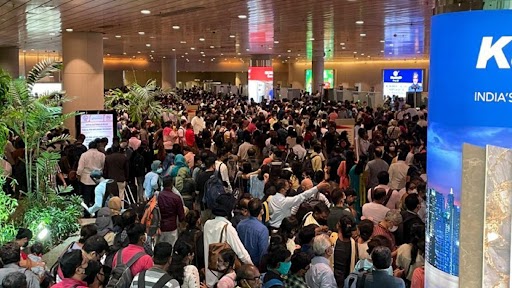 Mumbai International Airport: कोरोना नियमांचा विसर, मुंबई आंतरराष्ट्रीय विमानतळावर प्रवाशांची प्रचंड गर्दी