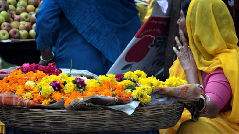 Flower Market on Diwali festival: दिवाळीत कोमेजला फुलांचा बाजार; झेंडू, शेवंती पन्नाशीच्या आत