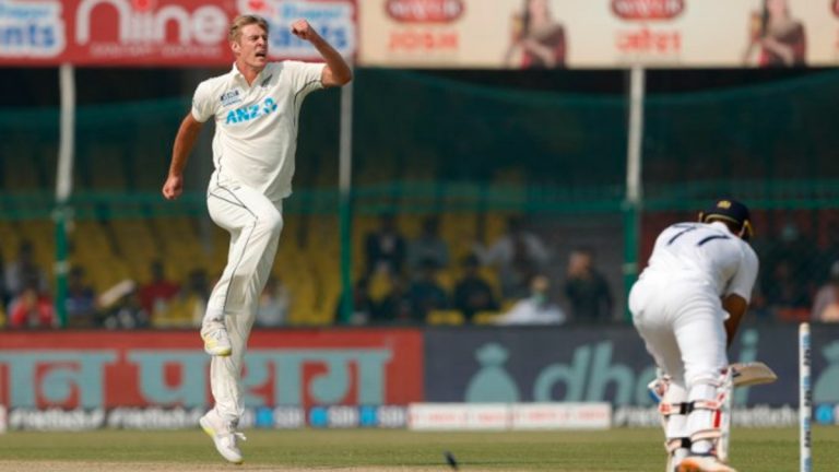 IND vs NZ 1st Test Day 1: अर्धशतक करून Shubman Gill आऊट, Kyle Jamieson ने उडवला त्रिफळा