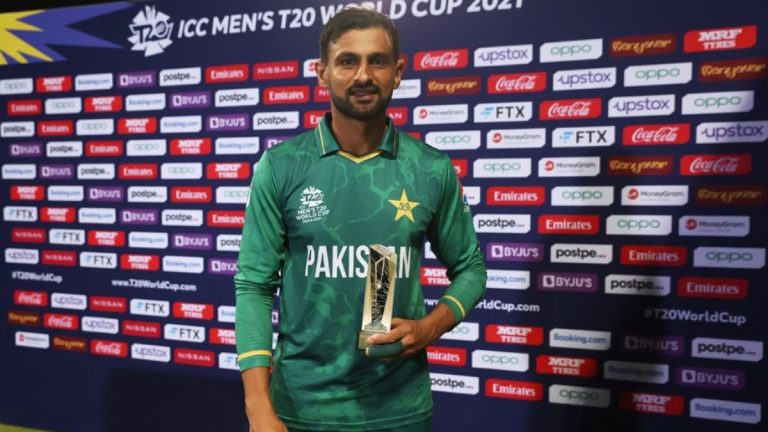 PAK vs AUS, T20 World Cup 2021: सेमीफायनलपूर्वी पाकिस्तानसाठी वाईट बातमी, शोएब मलिक-मोहम्मद रिझवान यांना Flu, सराव सत्रात राहीले गैरहजर