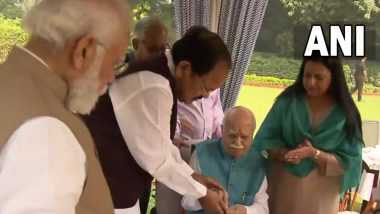 LK Advani Birthday: पंतप्रधान नरेंद्र मोदी यांनी दिल्लीत घेतली लालकृष्ण अडवाणी यांची बर्थ डे निमित्त सदिच्छा भेट; 'असा' साजरा केला वाढदिवस (Watch Video, Pics)