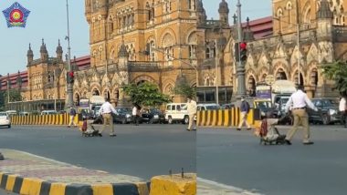 Mumbai Police: वाहतूक नियमनादरम्यान पो.ह. राजेंद्र सोनवणे यांनी केली दिव्यांग नागरिकाची मदत; मुंबई पोलिसांनी शेअर केला हृदयस्पर्शी व्हिडिओ (Watch Video)