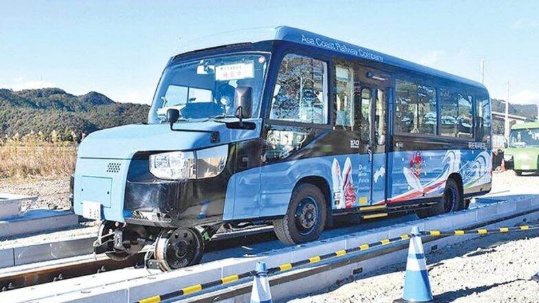 Dual-Mode Vehicle: जपानने सादर केली जगातील पहिली ड्युअल-मोड बस; रस्त्यासह रेल्वे रुळांवरही धावणार (Watch Video)