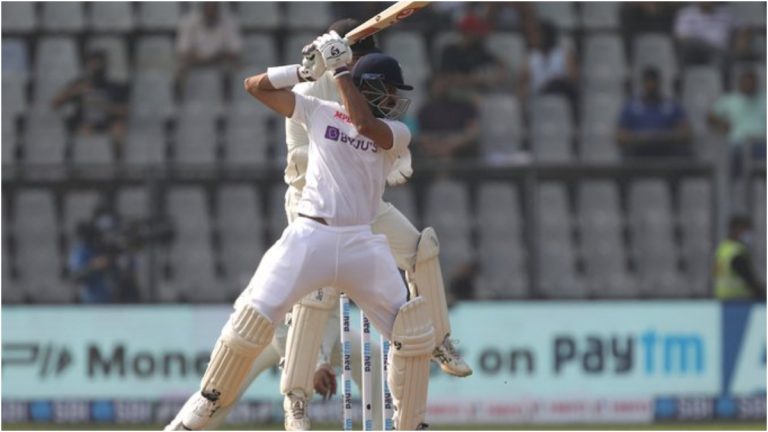 IND vs SL Pink-Ball Test Day 1: टीम इंडियाचा आठवा गडी तंबूत परत, सुरंगा लकमल याने अक्षर पटेल याचा उडवला त्रिफळा